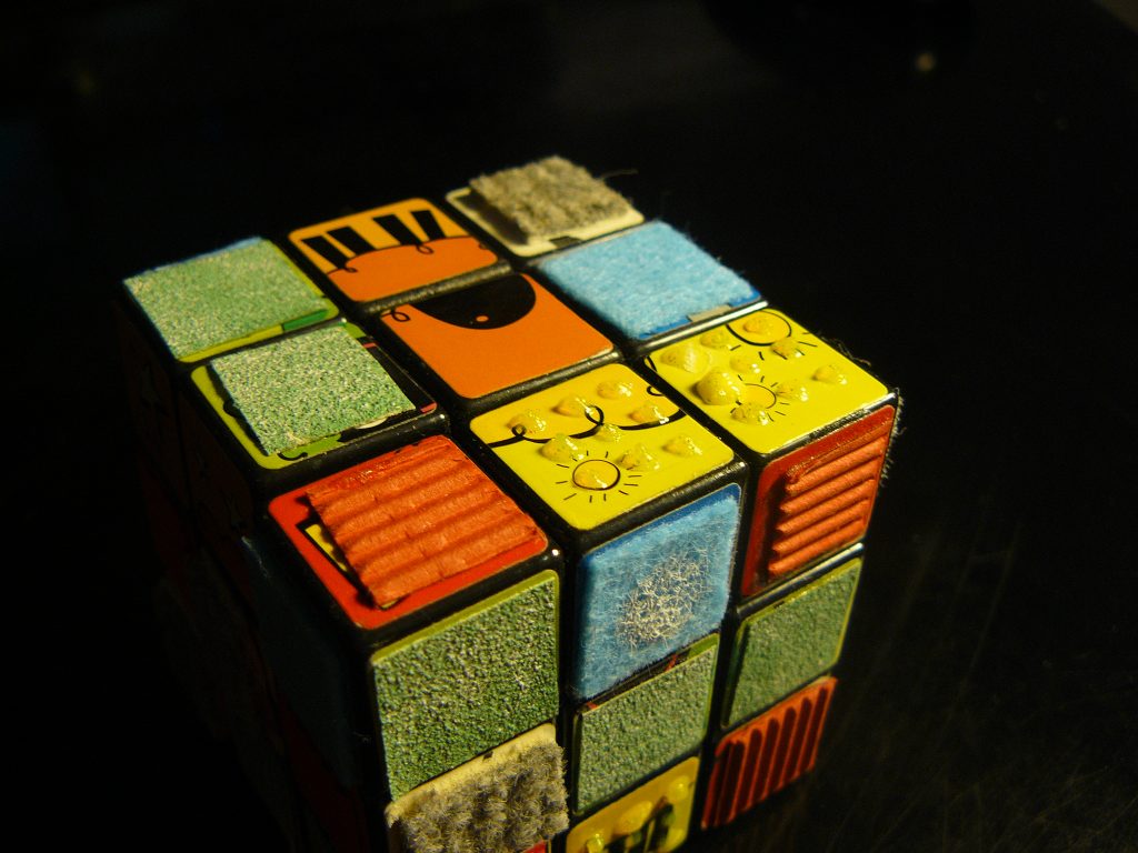 Un rubik's cube adapté tactile
