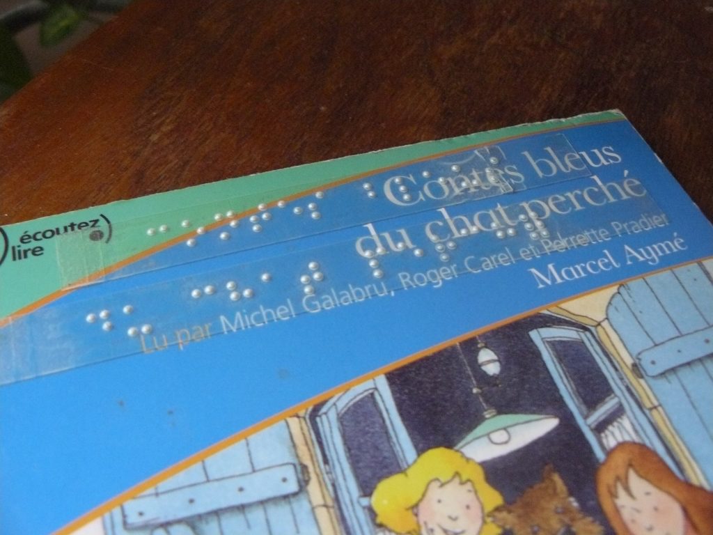 étiquettes braille sur la pochette d'un CD